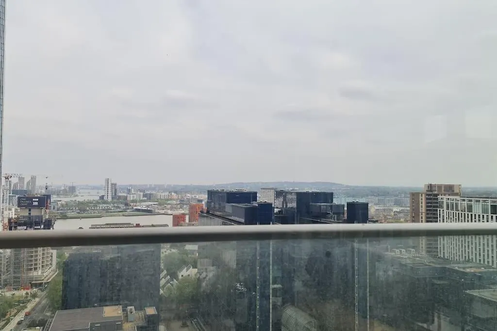 لندن Skyview Waterside City Luxury Apartment المملكة المتحدة